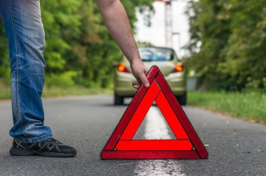 Sürücü trafik uyarı işaretleri koyarak