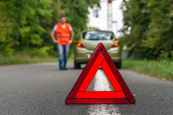 Broken car on the road and warning triangle — Stock Photo, Image