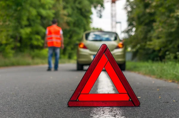 Broken car on the road and warning triangle — Stock Photo, Image