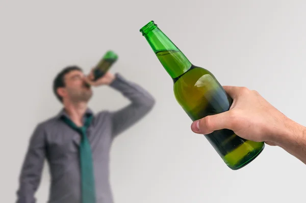 Ongericht man drinken van alcohol — Stockfoto