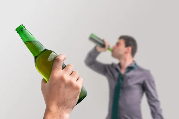 Rozostřený muž pití alkoholu — Stock fotografie