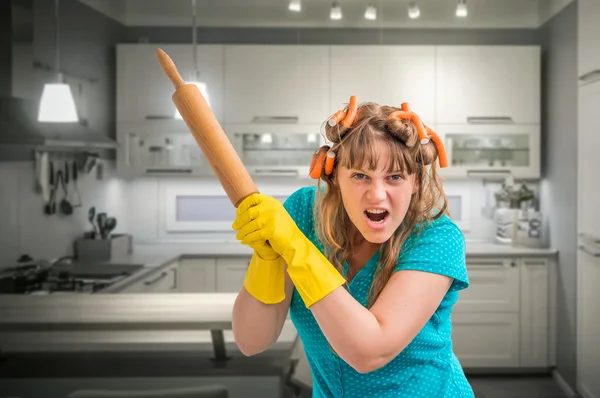 Louca e louca dona de casa mulher com rolo de cozinha — Fotografia de Stock