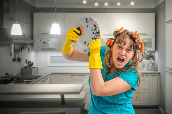 Agressivo dona de casa mulher lavar pratos na cozinha — Fotografia de Stock