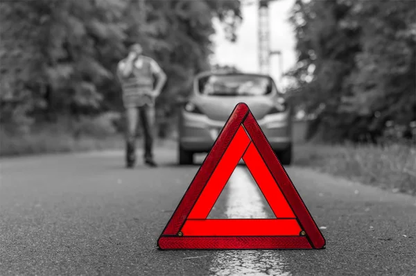 Broken car on the road and red warning triangle — Stock Photo, Image