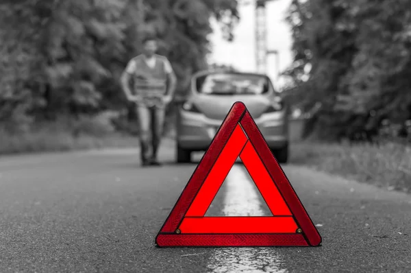 रस्त्यावर तुटलेली कार आणि लाल चेतावणी त्रिकोण — स्टॉक फोटो, इमेज