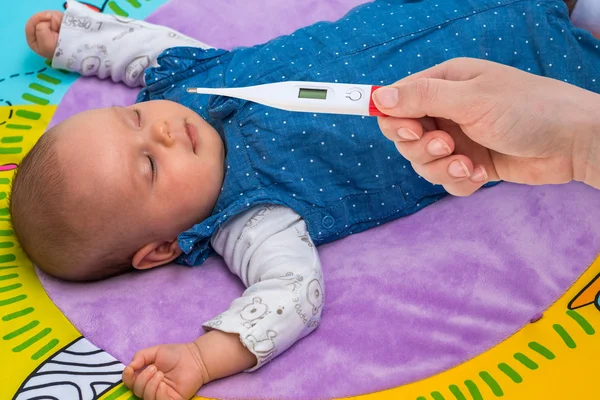 Temperatura de medição para um bebê com termômetro — Fotografia de Stock