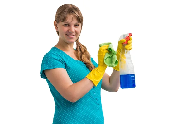 Mladá usměvavá žena hospodyně s čistícími prostředky — Stock fotografie