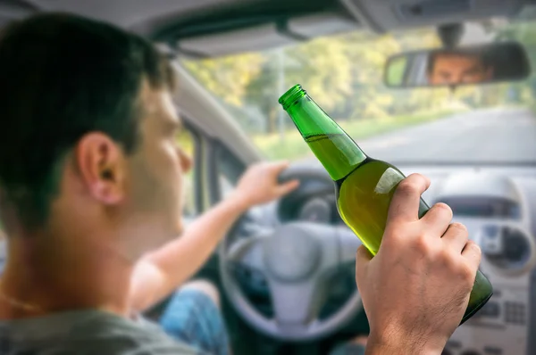 Rozostřený muž s alkoholem v autě — Stock fotografie