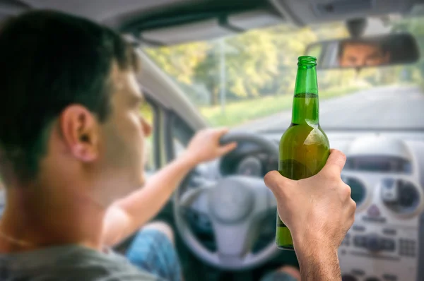 Céltalan ember alkohol autó — Stock Fotó