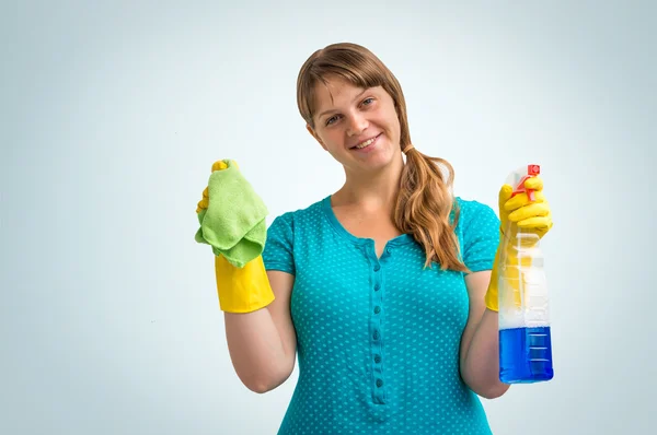 Jovem mulher dona de casa sorridente com meios de limpeza — Fotografia de Stock