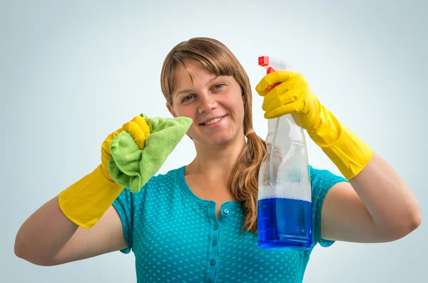Jovem mulher dona de casa sorridente com meios de limpeza — Fotografia de Stock