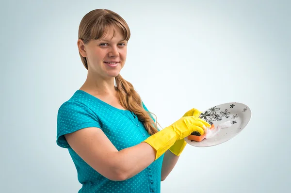 Engraçado e sorridente dona de casa mulher lavar pratos — Fotografia de Stock