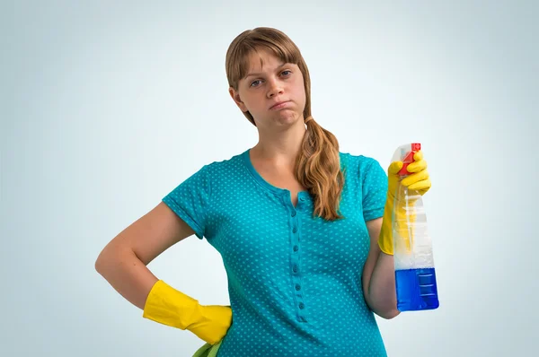 Mulher dona de casa cansada em luvas amarelas com um pano e detergente — Fotografia de Stock