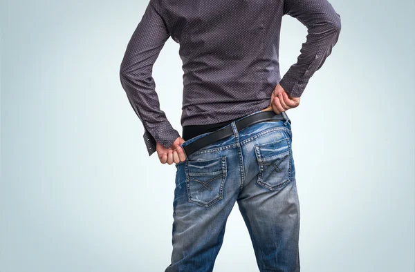 L'uomo si aggiusta dopo aver pisciato — Foto Stock