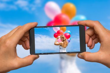 Bayan balon ile cep telefonu ile fotoğraf çekici
