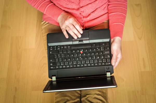 Νεαρός φοιτητής χρησιμοποιώντας φορητό υπολογιστή και να κάθεται στην τάξη — Φωτογραφία Αρχείου