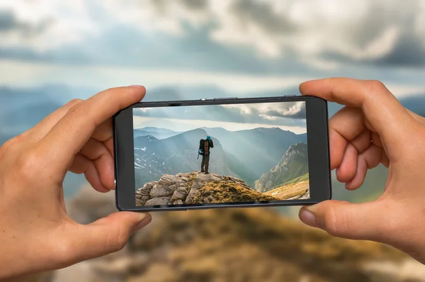 人間との携帯電話で山の写真を撮る — ストック写真