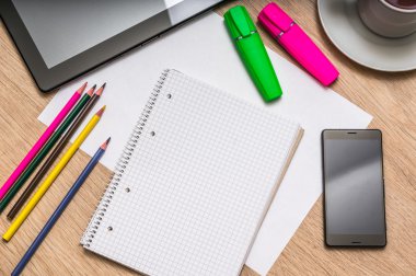 Not Defteri, cep telefonu, kağıt, kalem ve tablet tablo üzerinde