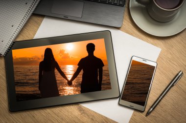 Ekranda sevgi dolu bir çiftin silueti ile dijital tablet