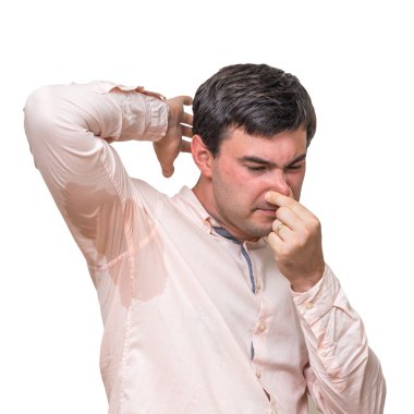 Koltukaltı altında terleme ile adam burnunu parmağınızla pinches