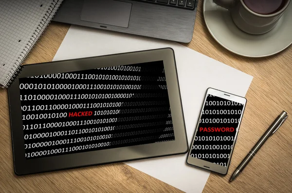 Tableta digital con código binario hackeado en la pantalla — Foto de Stock