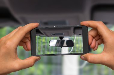 Cep telefonu ile araba dikiz aynası fotoğraf çekme