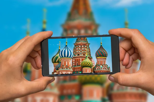 Ta foto av St Basils Cathedral i Moskva med mobiltelefon — Stockfoto