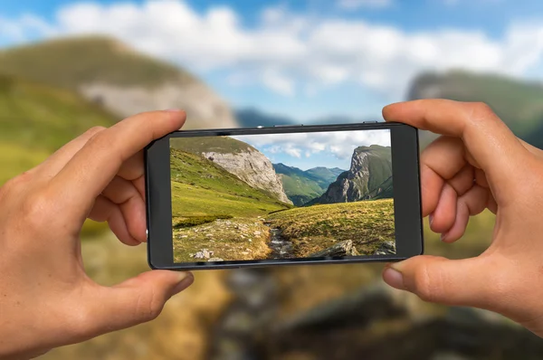 携帯電話でマケドニアの山々の写真を撮る — ストック写真