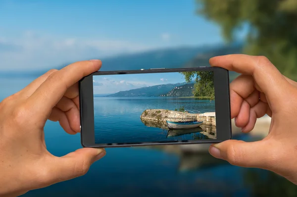 Tomando una foto del lago Ohrid en Macedonia con teléfono móvil — Foto de Stock