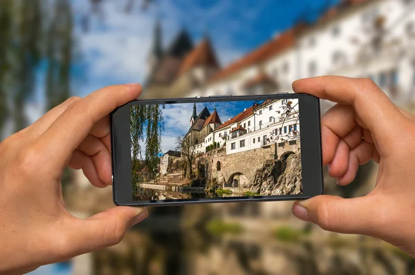 Tomar una foto del castillo en Cesky Krumlov con teléfono móvil — Foto de Stock