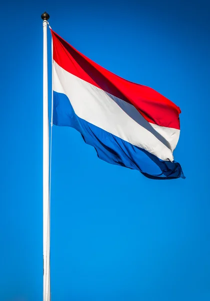 Holandská vlajka mávající ve větru, Nizozemsko — Stock fotografie
