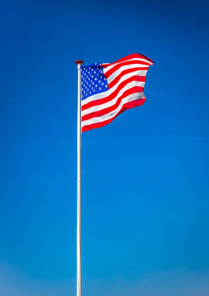 Американский флаг, машущий на ветру, США — стоковое фото