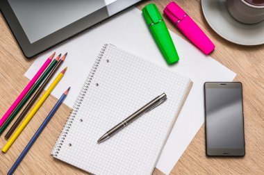 Not Defteri, cep telefonu, kağıt, kalem ve tablet tablo üzerinde
