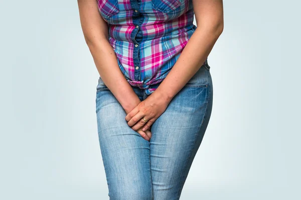 Woman with hands holding her crotch, she wants to pee — Stock Photo, Image