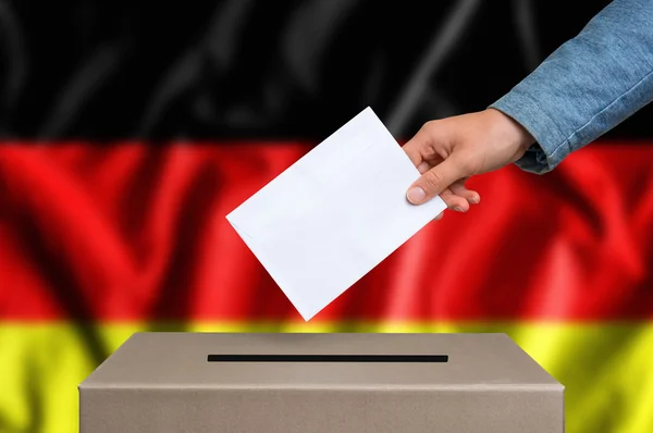 Вибори в Німеччині - голосування в урну — стокове фото