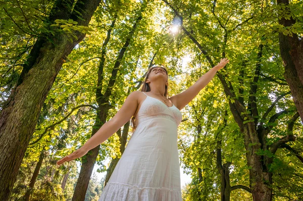 Young woman enjoying the sunshine on a sunny day — Stock Photo, Image