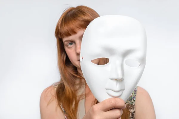 Μυστηριώδης Γυναίκα Καλύπτει Πρόσωπό Της Πίσω Από Ανώνυμη Λευκή Μάσκα — Φωτογραφία Αρχείου