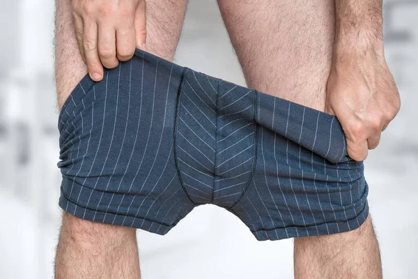 Mann Zieht Seine Unterhose Oder Aus — Stockfoto