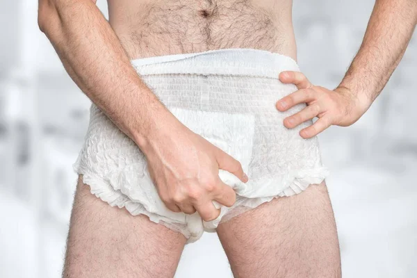 男は失禁オムツを着て 尿失禁コンセプト — ストック写真