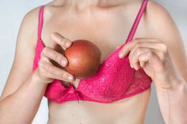 Kadın sütyenini elmayla dolduruyor, çünkü göğüsleri küçük.