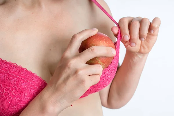 Mujer Está Llenando Sujetador Con Manzana Porque Sus Pechos Son — Foto de Stock