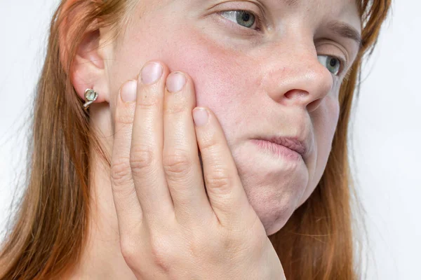 Vrouw Met Een Pijnlijke Uitdrukking Heeft Kiespijn Lichaam Pijn Concept — Stockfoto