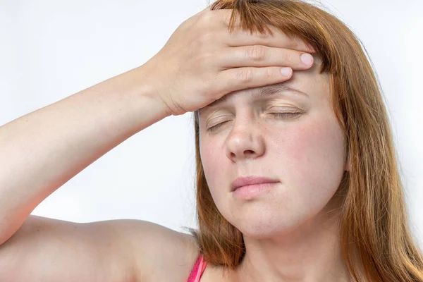 头痛或偏头痛的妇女抱着头痛的额头 身体疼痛的概念 — 图库照片