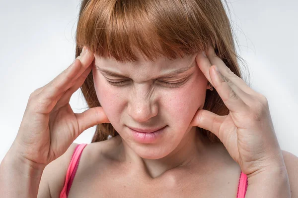 Mujer Con Dolor Cabeza Migraña Sostiene Dolor Frente Concepto Dolor — Foto de Stock