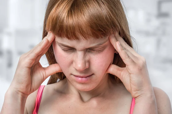 Mujer Con Dolor Cabeza Migraña Sostiene Dolor Frente Concepto Dolor — Foto de Stock