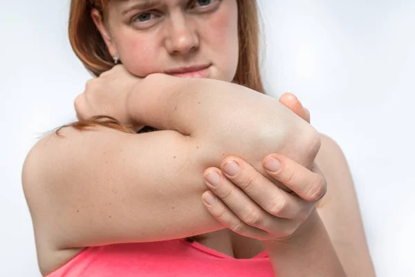 Vrouw Met Elleboog Pijn Houdt Haar Pijnlijke Arm Lichaam Pijn — Stockfoto