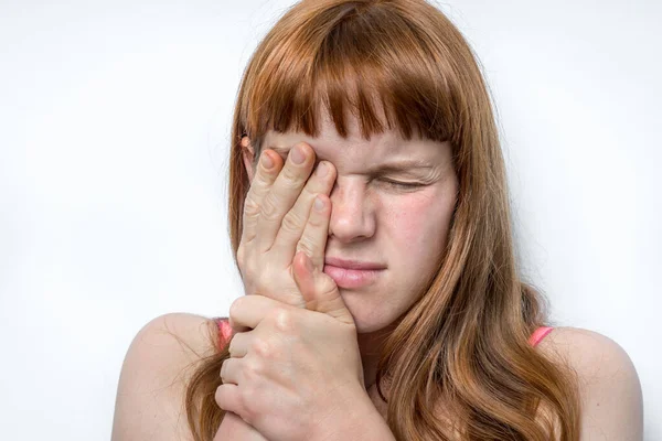 Mujer Con Ojos Dolor Está Sosteniendo Ojo Dolorido Concepto Dolor — Foto de Stock