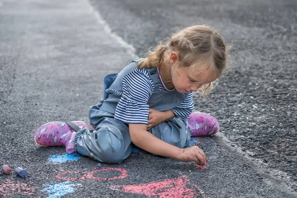 Маленький Ребенок Рисует Картинку Мелом Тротуаре После Дождя — стоковое фото