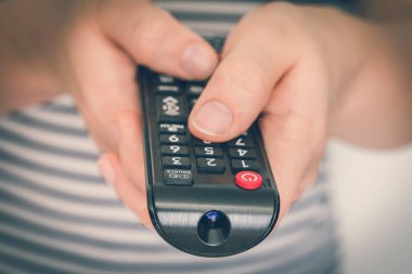 Siyah uzaktan kumanda kadınların elinde TV 'yi işaret ediyor - retro tarzı