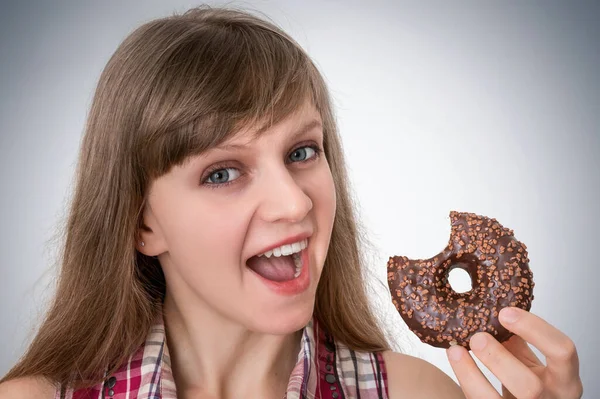 Привлекательная Женщина Ест Вкусный Пончик Сером Фоне — стоковое фото
